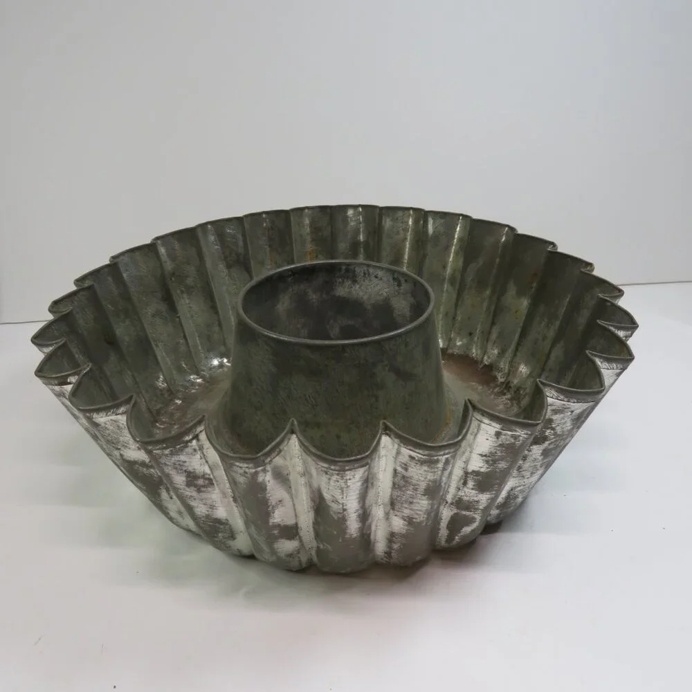 Vintage Turk's Head (or Gugelhupf) metal cake mold /lots of Patina 8